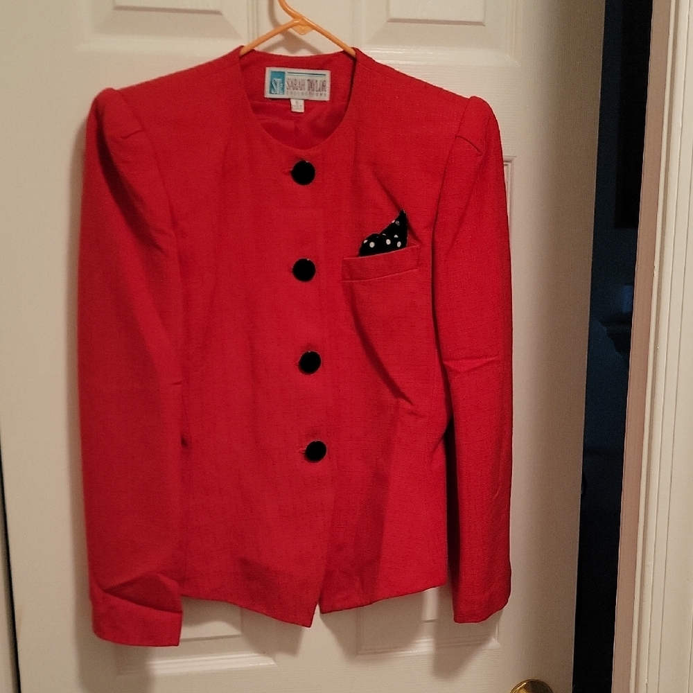 Vibrant Red Blazer with Tailored Design and Collarless Neckline